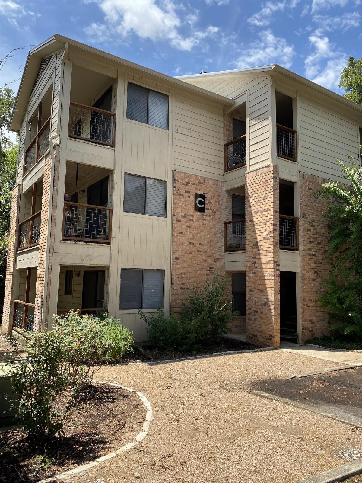 421 W. San Antonio St., C2